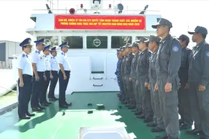 Thiếu tướng Nguyễn Văn Dũng, Chính ủy Bộ Tư lệnh Vùng Cảnh sát biển 4 động viên cán bộ, chiến sĩ tàu KN 373