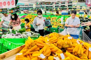 Khách mua rau củ quả tại MM Mega Market Hiệp Phú, TPHCM. ẢNH: GIA HÂN