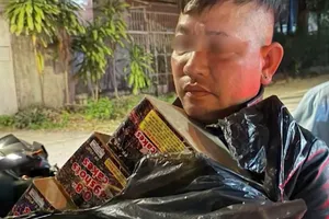 Tạm giữ đối tượng buôn bán lượng lớn pháo hoa trái phép