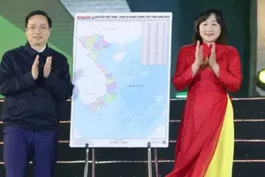 Chương trình "Trao tặng bản đồ đất nước - Tự hào dấu ấn non sông” đến với tỉnh Tuyên Quang, Cao Bằng