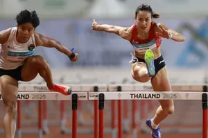 Huỳnh Thị Mỹ Tiên (phải) thi đấu nội dung 100m rào nữ tại SEA Games 33 (ẢNH: DŨNG PHƯƠNG)
