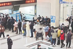 Chờ thanh toán tại một bệnh viện ở TP Thượng Hải, Trung Quốc (ẢNH: VCG)