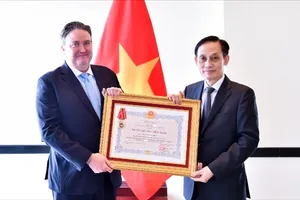 Bộ trưởng Bộ Ngoại giao Lê Hoài Trung trao Huân chương Hữu nghị cho Đại sứ đặc mệnh toàn quyền Hoa Kỳ tại Việt Nam Marc Evans Knapper