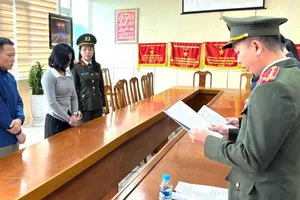 Cơ quan An ninh điều tra tống đạt quyết định khởi tố bị can đối với Phan Thị Thu Hường và Võ Văn Hoài. Ảnh: Công an Hà Tĩnh 