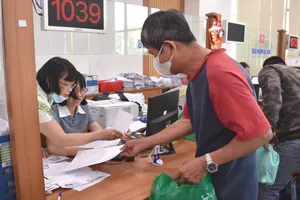 Người dân nộp hồ sơ thay đổi nơi đăng ký khám chữa bệnh BHYT ban đầu