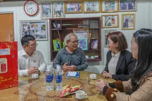 Lãnh đạo UBND đặc khu Hoàng Sa thăm nhân chứng Trần Hòa. Ảnh: XUÂN QUỲNH