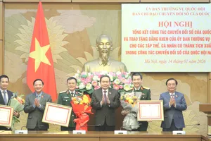 Chủ tịch Quốc hội Trần Thanh Mẫn trao Bằng khen của Ủy ban Thường vụ Quốc hội cho 3 tập thể có thành tích xuất sắc trong công tác chuyển đổi số của Quốc hội năm 2025