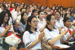 Thí sinh phấn khởi tham gia hội thi 