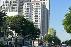 Chung cư - cao ốc Hòa Bình, số 346 Bến Vân Đồn, phường Vĩnh Hội, TPHCM (The Gold View). Ảnh: THANH HIỀN