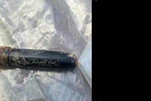 Chiếc bút máy có khắc một vài hoạ tiết và tên “Vương Chí Cao”.