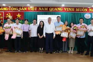 Giám đốc Sở NN-MT TPHCM Nguyễn Toàn Thắng tặng giấy khen của sở cho các đơn vị có thành tích xuất sắc trong năm 2025