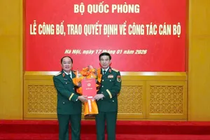 Đại tướng Phan Văn Giang, Ủy viên Bộ Chính trị, Bộ trưởng Quốc phòng, trao quyết định cho Thiếu tướng Nguyễn Văn Ngành