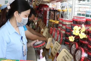 Công nhân Công ty TNHH Pouyuen Việt Nam mua hàng tại điểm phúc lợi ngay nhà máy