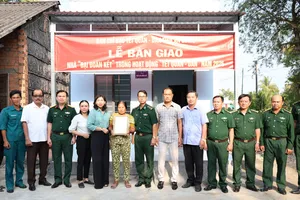 Các đại biểu bàn giao nhà cho bà Danh Thị Đa