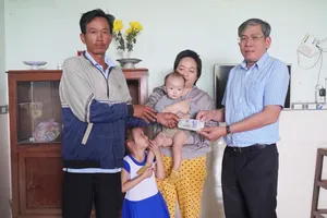 Trao 28 triệu đồng giúp cháu bé mới chào đời nguy cơ bị liệt hai chân