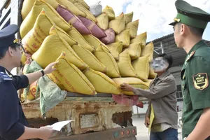 Lực lượng biên phòng, hải quan kiểm tra hàng hóa tại Cửa khẩu Giang Thành (tỉnh An Giang)