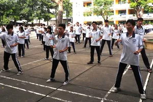 Học sinh Trường THPT Nguyễn Huệ (phường Long Bình, TPHCM) đang học tập trong điều kiện cơ sở vật chất xuống cấp. Ảnh minh họa