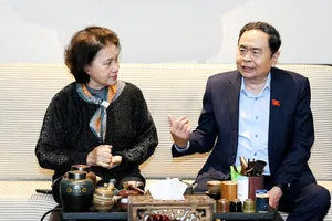 Chủ tịch Quốc hội Trần Thanh Mẫn đã thành kính thắp hương tưởng nhớ Trưởng Ban Thường trực Quốc hội Bùi Bằng Đoàn. Ảnh: LÂM HIỂN