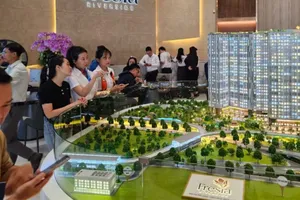 Khách hàng tìm hiểu thông tin tại một dự án nhà ở. Ảnh: ĐỖ TRÀ GIANG