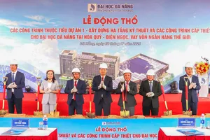 Các đại biểu thực hiện nghi thức động thổ 