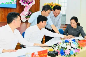 Đồng chí Võ Văn Minh xem xét các dự án tại phường Bình Quới. Ảnh: VIỆT DŨNG