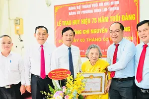 Trao Huy hiệu 75 năm tuổi Đảng đến đồng chí Nguyễn Thị Hồng 