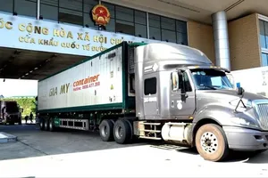 Xe chở hàng hóa thông quan tại cửa khẩu Kim Thành (tỉnh Lào Cai). Ảnh: ĐINH QUỐC HỒNG