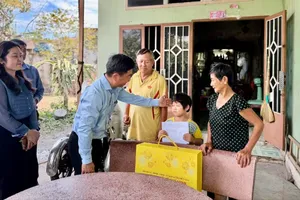 Thăm, tặng quà tết gia đình chính sách, đơn vị biên phòng 