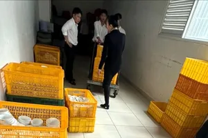 Trước đó, báo chí phản ánh một số tồn tại về việc để dụng cụ dưới sàn, quản lý nhân viên thời vụ chưa chặt chẽ tại một nhà hàng tiệc cưới