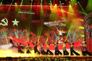 Chương trình nghệ thuật chính luận 'Đường lên phía trước'. Ảnh: HUẤN TRẦN