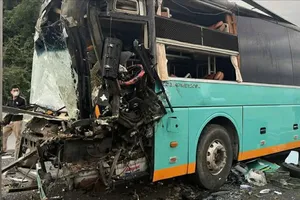 Va chạm liên hoàn giữa 4 ô tô trên đường cao tốc Vân Phong - Nha Trang