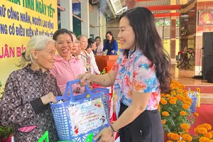 Bà Đặng Thị Kim Thoa, Chủ tịch Hội LHPN phường Trung Mỹ Tây trao quà tết cho các dì, các chị