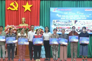 Báo SGGP và Tập đoàn GrowMax tặng quà tết cho bà con vùng lũ ở tỉnh Đắk Lắk