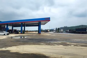 Rất đông phương tiện ghé vào dừng, nghỉ tại trạm dừng nghỉ Km534. Ảnh: DƯƠNG QUANG