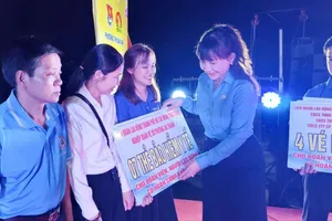 Phường Thuận An: Hàng trăm phần quà chăm lo tết tại đêm hội “Tết nghĩa tình - Xuân hạnh phúc”