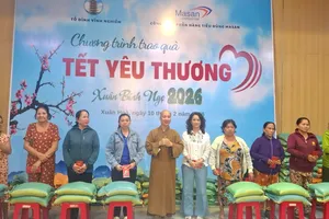 Đại diện chùa Vĩnh Nghiêm và đơn vị tài trợ tặng quà tết cho bà con có hoàn cảnh khó khăn ở các phường Xuân Hòa, Bàn Cờ và Nhiêu Lộc