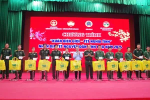 Đồng chí Phạm Minh Tuấn, Phó Chủ tịch Ủy ban MTTQ Việt Nam TPHCM và lãnh đạo Sư đoàn 5 tặng quà cho các cán bộ, chiến sĩ