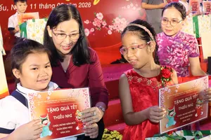 Trao quà chăm lo thiếu nhi hoàn cảnh khó khăn tại phường Xóm Chiếu