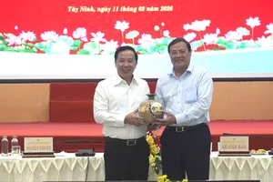 Lãnh đạo tỉnh Đồng Nai và Tây Ninh trao, nhận quà lưu niệm