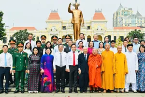 Đoàn lãnh đạo TPHCM dâng hương tưởng nhớ Chủ tịch Hồ Chí Minh