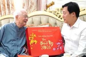 Lãnh đạo TPHCM thăm, chúc tết PGS.TS Ngô Kế Sương