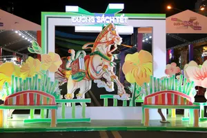 Đường sách Tết Bính Ngọ 2026 đã sẵn sàng chào đón khách tham quan sau lễ khai mạc vào chiều tối 15-2. Ảnh: DŨNG PHƯƠNG