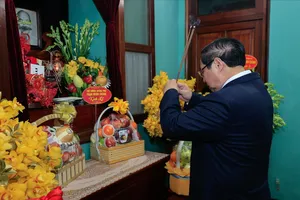 Thủ tướng Phạm Minh Chính dâng hương tưởng nhớ Chủ tịch Hồ Chí Minh và các bậc tiền nhân