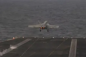 Một chiếc F/A-18E Super Hornet thuộc Phi đội Chiến đấu Cơ (VFA) 14 cất cánh từ sàn đáp của tàu sân bay lớp Nimitz USS Abraham Lincoln trên Biển Arab. Ảnh: Hải quân Mỹ