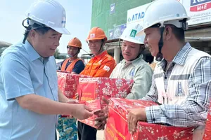 Phó Thủ tướng Nguyễn Chí Dũng tặng quà tết cho công nhân làm dự án phục vụ APEC 2027