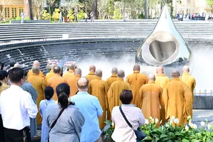 Người dân đến Công viên số 1 Lý Thái Tổ tưởng nhớ đồng bào mất vì Covid-19