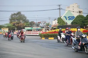 Công nhân trên đường trở lại nhà xưởng tại KCN VSIP I