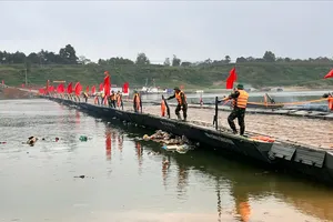 Phú Thọ: Vận hành lại cầu phao Đoan Hùng sau khi lắp thêm đốt