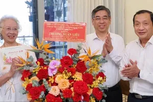 Lãnh đạo TPHCM thăm, tri ân cán bộ y tế lão thành 