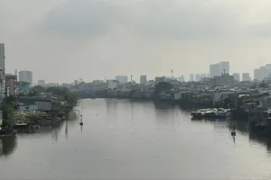 Khẩn trương hoàn thành khảo sát nhà trên và ven sông, kênh, rạch. Ảnh: QUỐC HÙNG